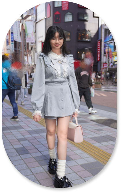 Yara in casual street style outfit